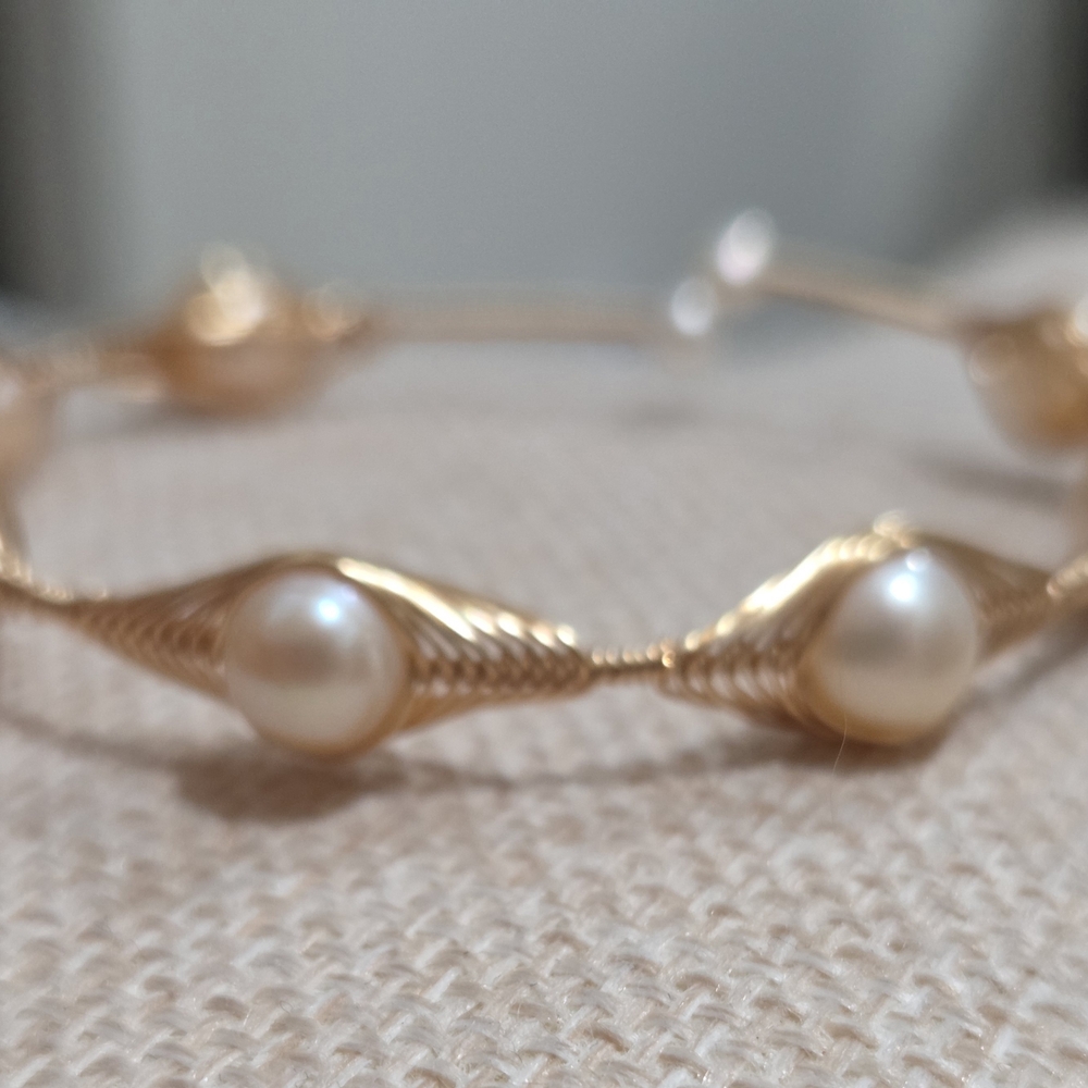 Elegant Gold Pearl Bracelet